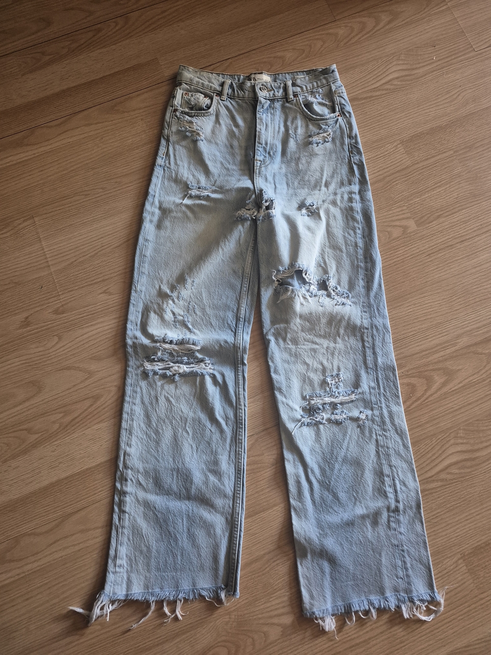 Zara Light Wash Blue Denim Jeans with Metal Button